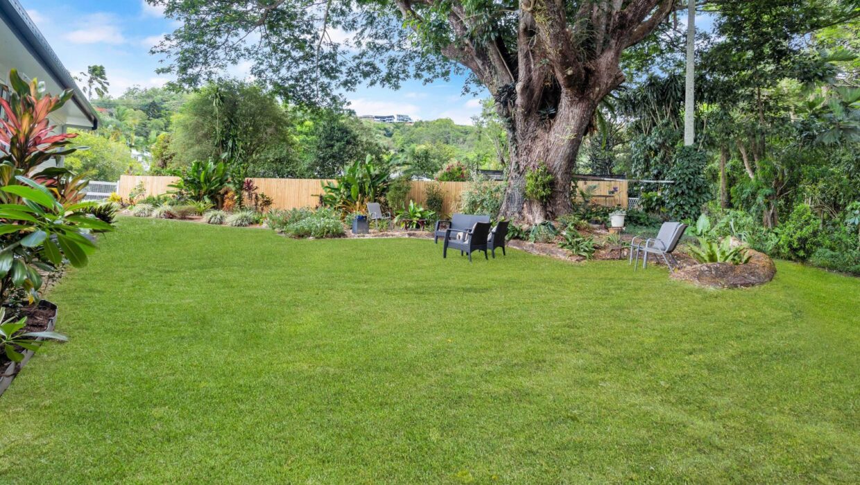 Low Set Three Bedroom Queenslander with Fully Self Contained Granny ...